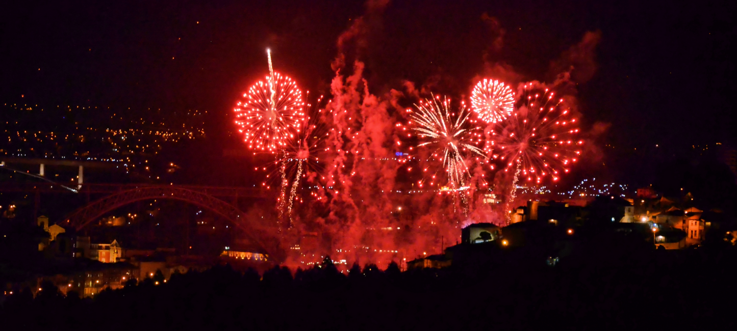 Feuerwerk über der historischen Stadt Porto