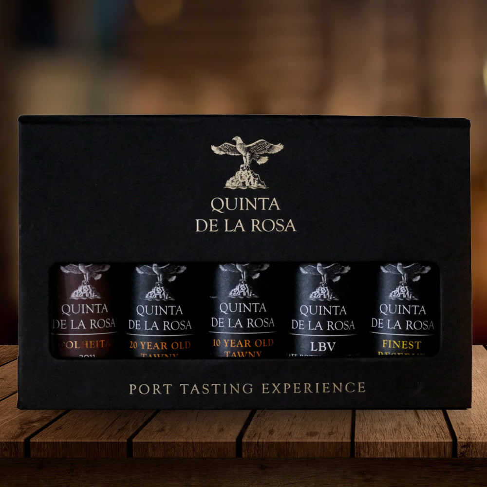 
                  
                    Quinta de la Rosa, Portweinverkostungsset , mit fünf 5cl-Flaschen von Quinta de la Rosa's besten Portweinen. PORT TASTING EXPERIENCE Erleben Sie die Vielfalt des Portweins mit diesem 5er-Set von Quinta da Rosa. 
                  
                