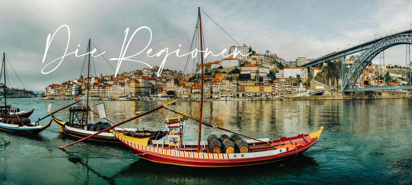 Rabelo, traditionelle Boote auf dem Douro Fluss im Hafen von Porto. Headerbild für die Vinho Bar Regionen.
