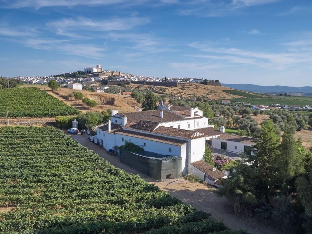 Weingut Quinta do Mouro in Portugal. Blick von oben auf das Weingut und die Weinberge.
