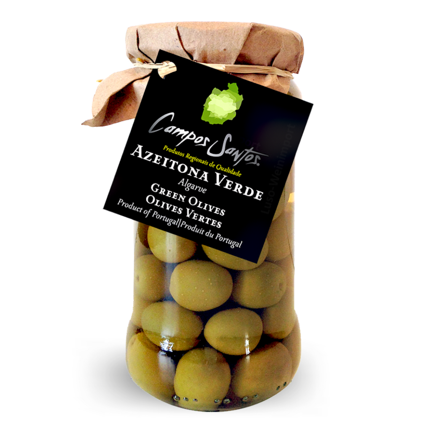 Ein Glasbehälter mit grünen Oliven, etikettiert als “Campos Santos Gourmet Azeitona Verde - Green Olives”. Das Etikett zeigt, dass das Produkt in Portugal hergestellt wurde. Der Behälter ist mit einer hellbraunen Papierabdeckung versiegelt, die um den Hals gebunden ist. Auf der Papierabdeckung befindet sich ein kleiner, olivenförmiger Aufkleber. Ein schwarzes Etikett mit weißem und limonengrünem Text hängt am Hals des Behälters und bietet Produktinformationen. 