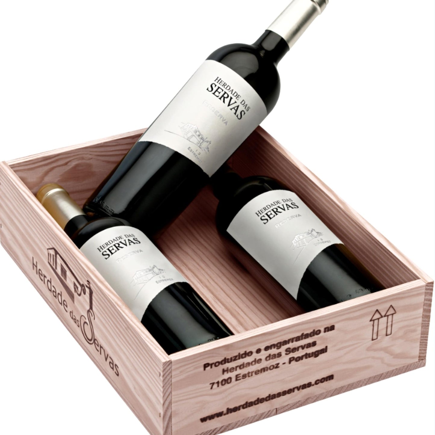 
                  
                    HERDADE DAS SERVAS RESERVA: Rotwein vom Weingut Herdade das Servas aus der Region Estremoz – Alentejo/Portugal. Als 3er Set verpackt in einer Holzkiste.
                  
                