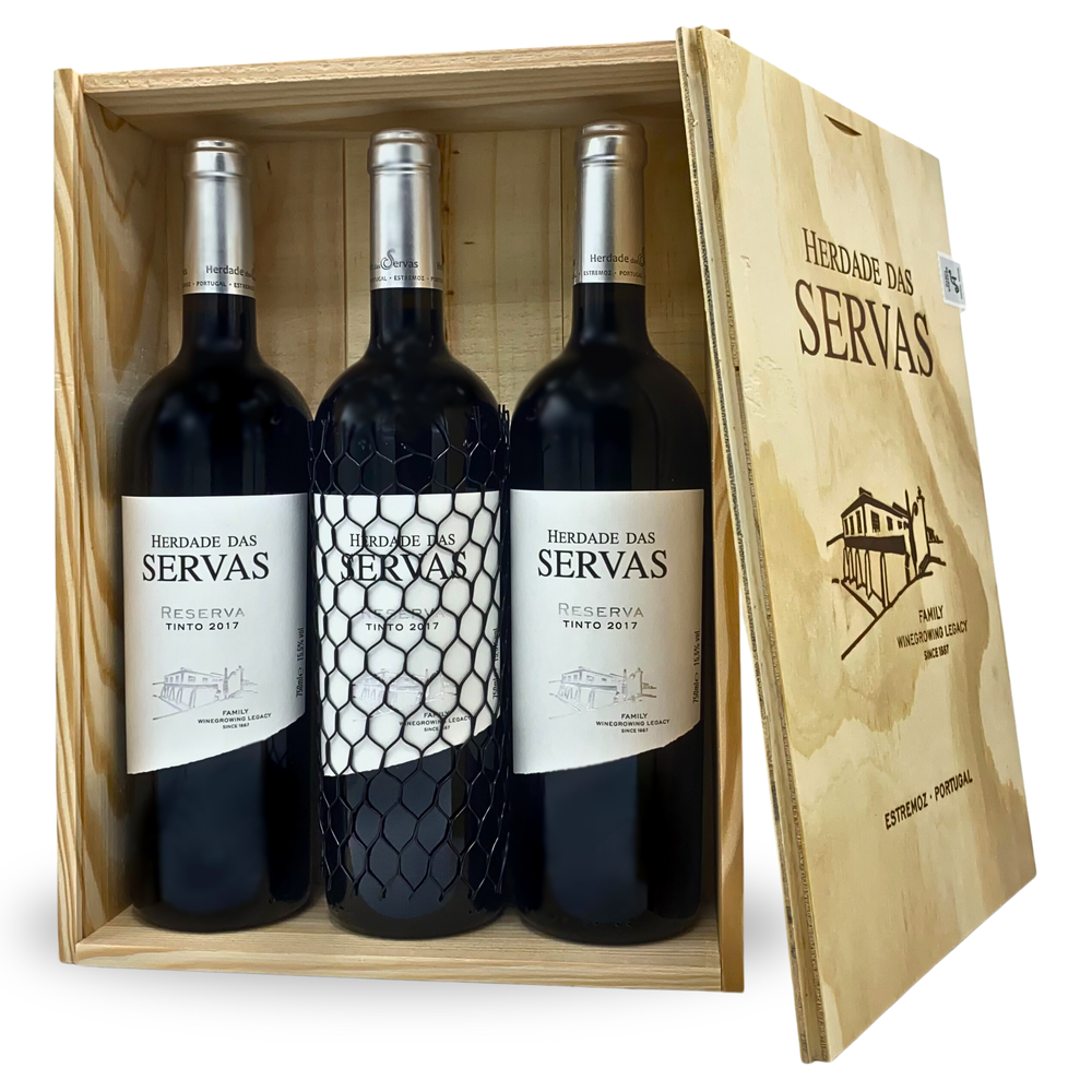 HERDADE DAS SERVAS RESERVA: Rotwein vom Weingut Herdade das Servas aus der Region Estremoz – Alentejo/Portugal. Als 3er Set verpackt in einer Holzkiste.