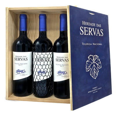 3er Set in Holzkiste, Geschenkverpackung: Herdade das Servas Touriga Nacional, Rotwein vom Weingut Herdade das Servas aus der Region Estremoz – Alentejo/Portugal.