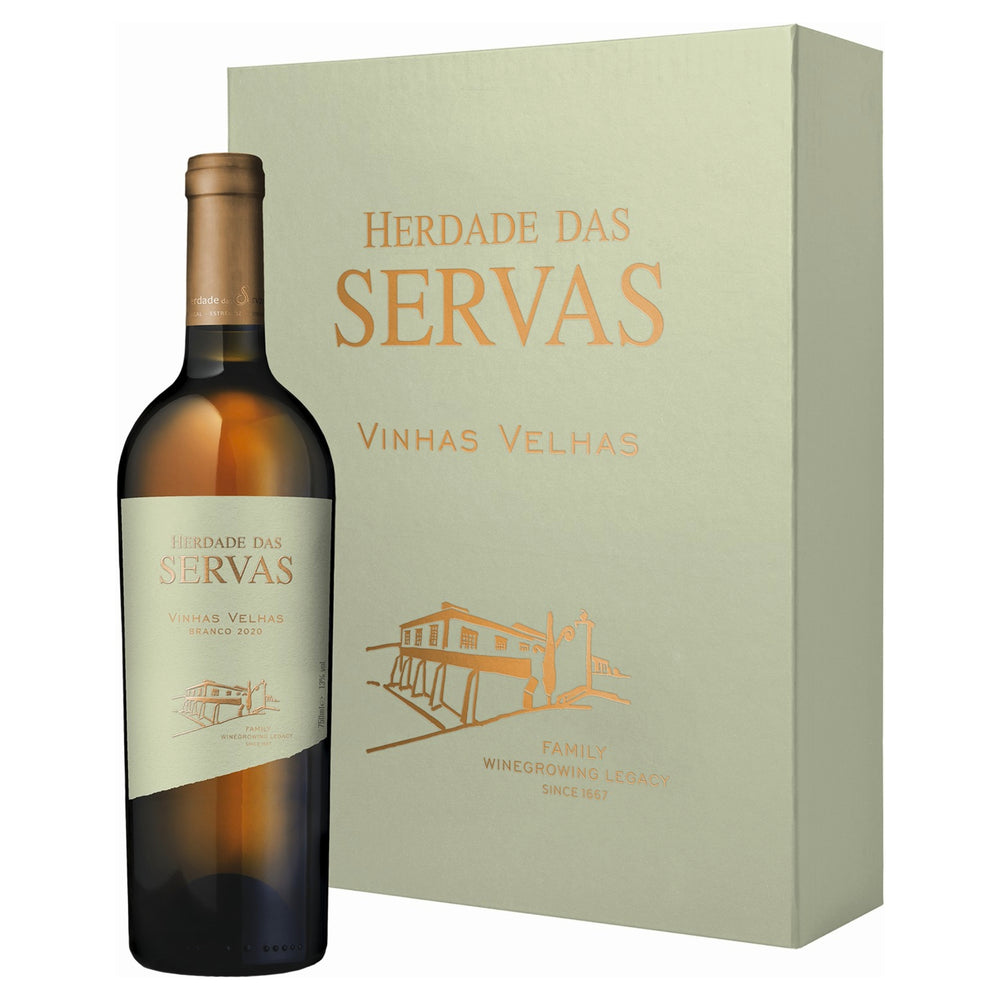 
                  
                    HERDADE DAS SERVAS VINHAS VELHAS 2020, Weißwein aus dem Weinversand der Vinho Bar in Wuppertal. Flasche mit Verpackungsbox vor weißem Hintergrund.
                  
                
