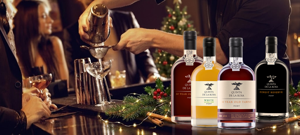 Portweine vom Weingut Quinta de la Rosa - erhältlich bei der Vinho Bar in Wuppertal. Im Bild sind Personen in einer Bar zu sehen und ein Barkeeper, der einen Cocktail mixt.