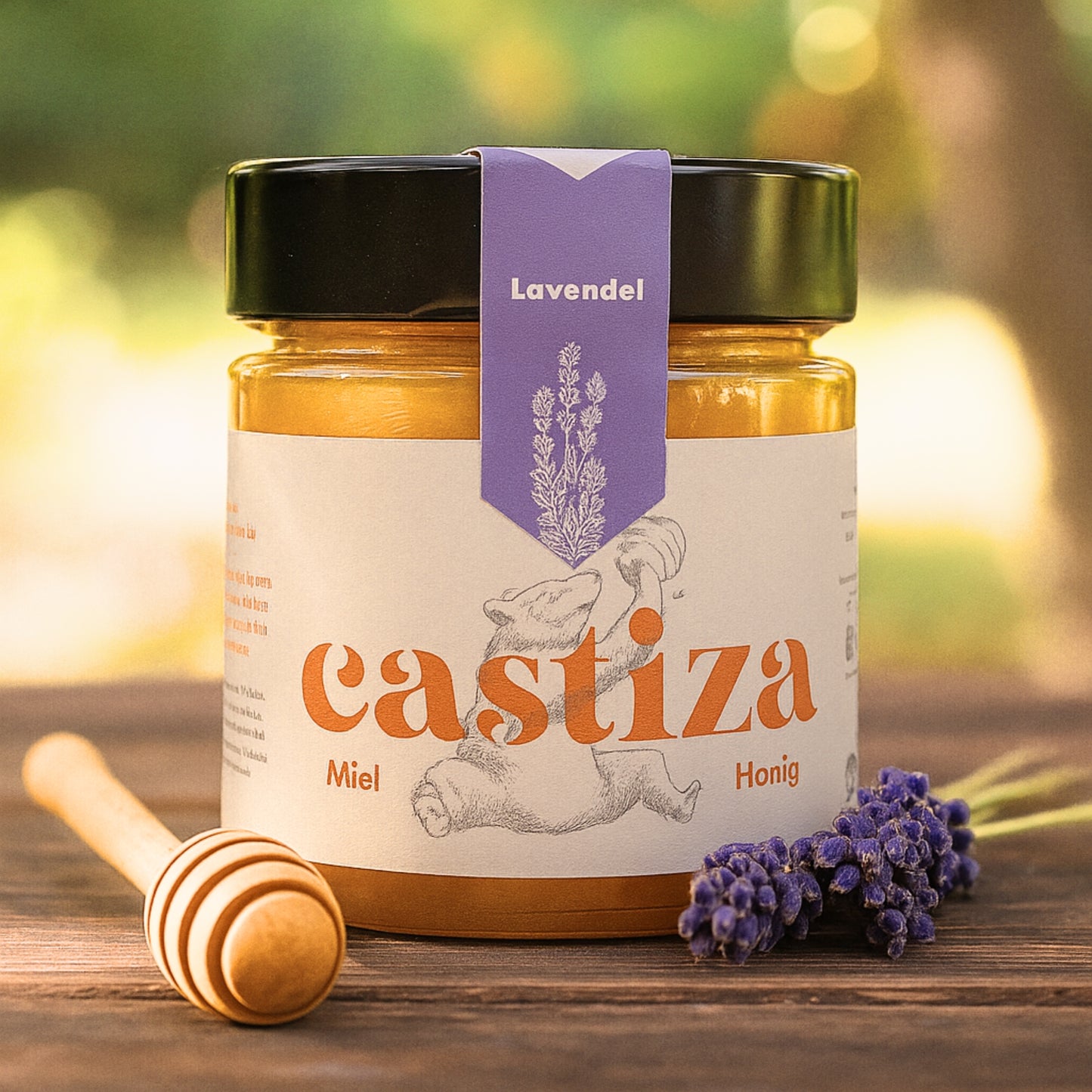 
                  
                    Glas Lavendelhonig 300 g von Miel Castiza – spanischer Honig mit floraler Lavendelnote, hell-bernsteinfarben, ideal für Feinschmecker und Gourmetküche.
                  
                