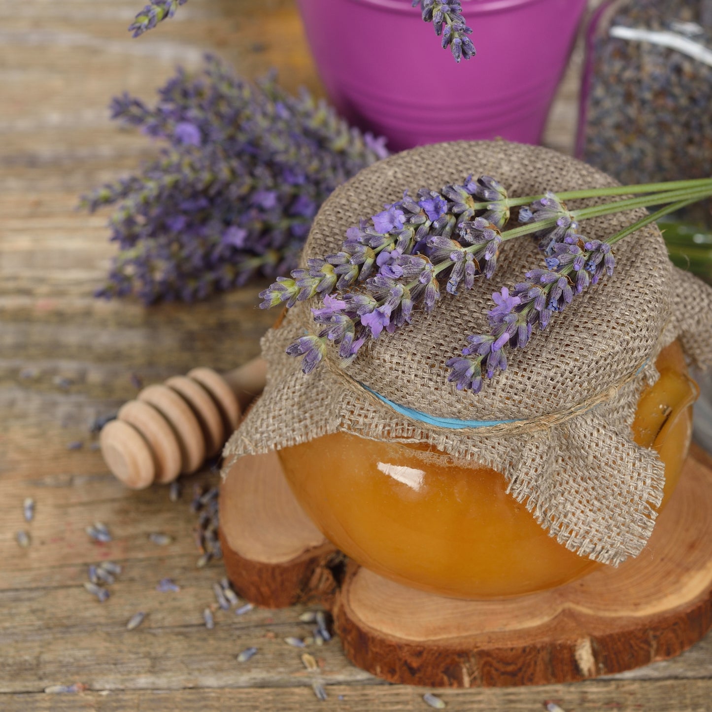 
                  
                    Glas Lavendelhonig 300 g von Miel Castiza – spanischer Honig mit floraler Lavendelnote, hell-bernsteinfarben, ideal für Feinschmecker und Gourmetküche.
                  
                
