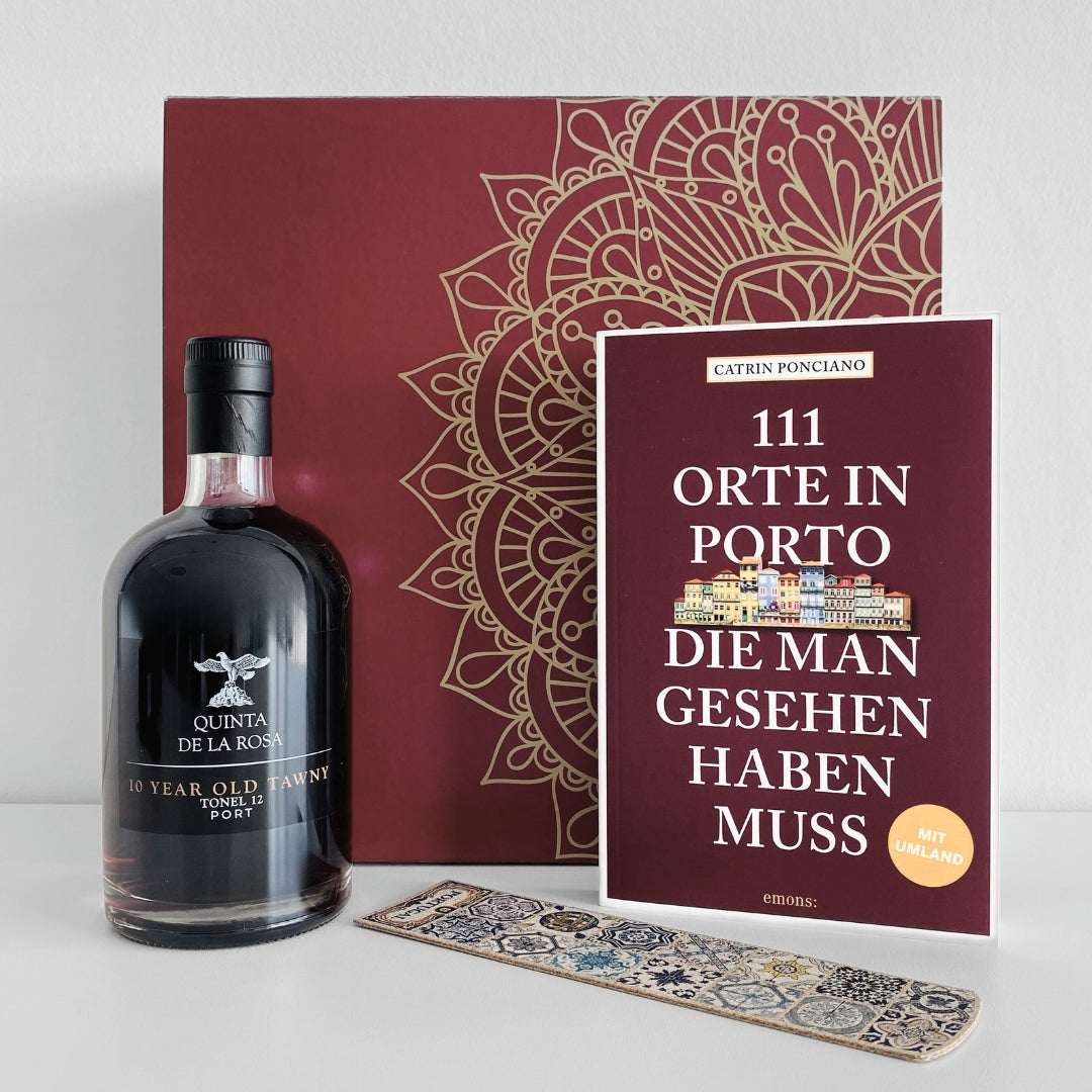 Geschenkset für Portugal-Liebhaber: 10 Year old Tawny von Quinta de la Rosa, Buch der Autorin Catrin George Ponciano: 111 RTE IN PORTO, DIE MAN GESEHEN HABEN MUSS. Zusätzlich ein Lesezeichen aus Kork mit einem Motiv bestehend aus portugieschen Kacheln. Alles in passendem Geschenkkarton.