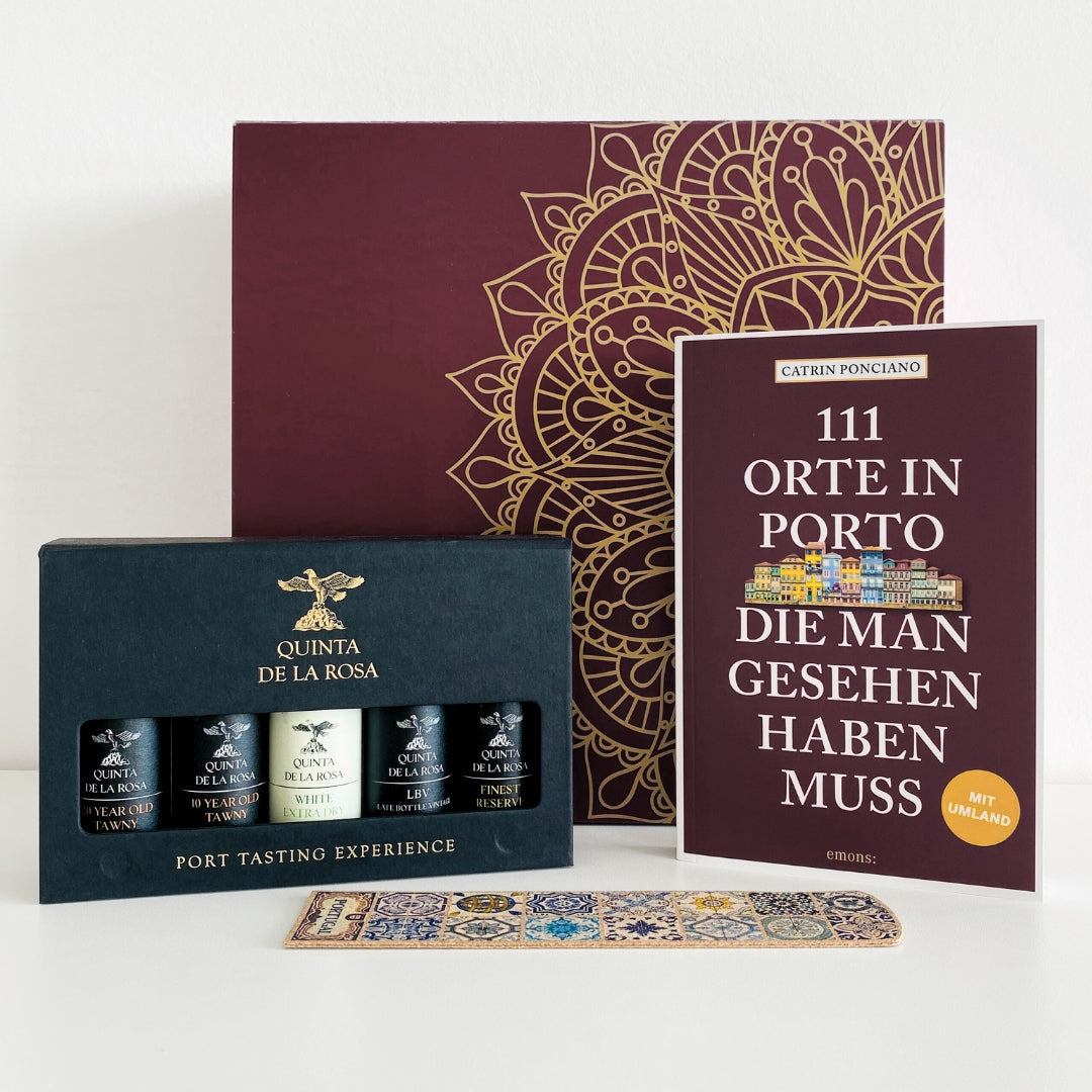 Geschenkset für Portugal-Liebhaber: Portwein Tastingset von Quinta de la Rosa in schöner schwarzer Verpackung, Buch der Autorin Catrin George Ponciano: 111 RTE IN PORTO, DIE MAN GESEHEN HABEN MUSS. Zusätzlich ein Lesezeichen aus Kork mit einem Motiv bestehend aus portugieschen Kacheln. Alles in passendem Geschenkkarton.