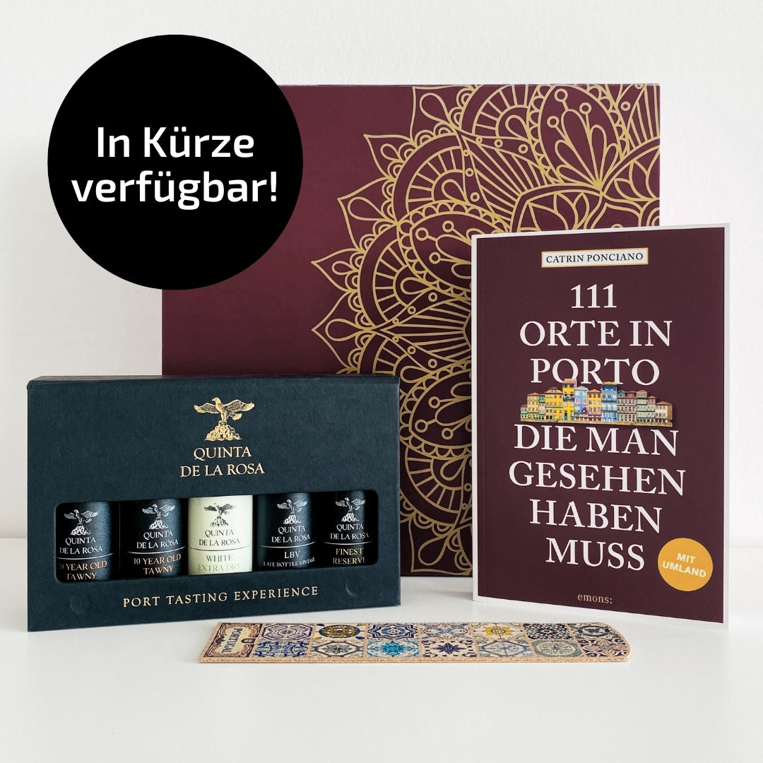 Geschenkset für Portugal-Liebhaber: Portwein Tastingset von Quinta de la Rosa in schöner schwarzer Verpackung, Buch der Autorin Catrin George Ponciano: 111 RTE IN PORTO, DIE MAN GESEHEN HABEN MUSS. Zusätzlich ein Lesezeichen aus Kork mit einem Motiv bestehend aus portugieschen Kacheln. Alles in passendem Geschenkkarton.