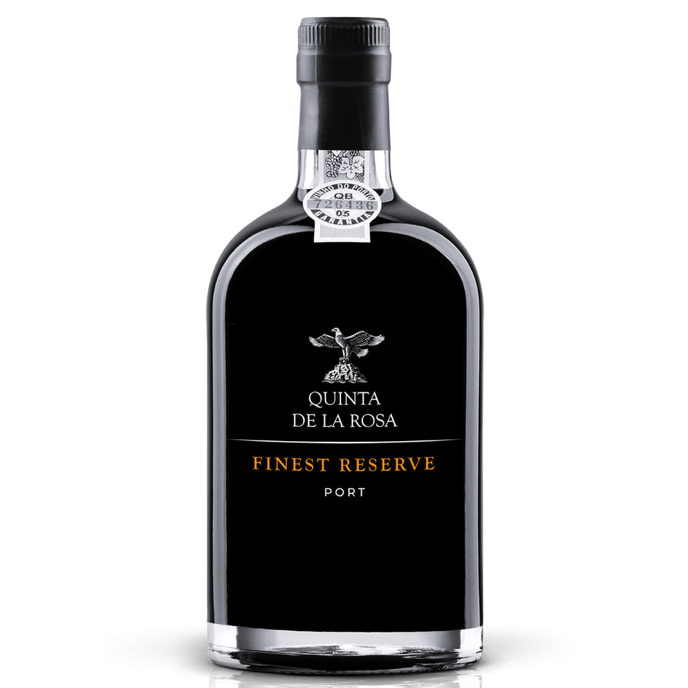 Klares Freisteller-Foto einer Flasche Quinta de la Rosa Finest Reserve Port auf weißem Hintergrund, das das edle Design und das Etikett des Portweins hervorhebt.