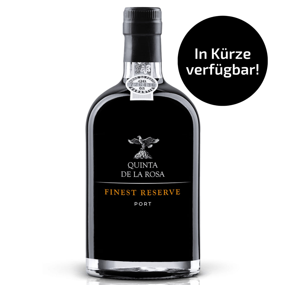 Klares Freisteller-Foto einer Flasche Quinta de la Rosa Finest Reserve Port auf weißem Hintergrund, das das edle Design und das Etikett des Portweins hervorhebt.