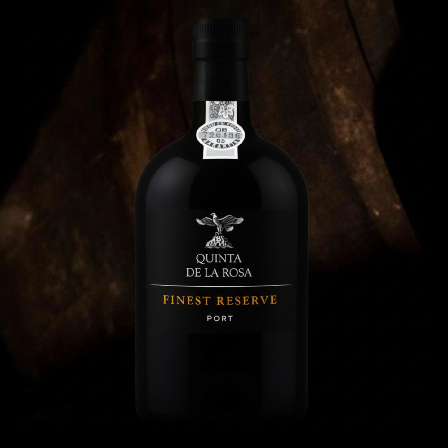 
                  
                    Ein Portwein von Quinta de la Rosa, Finest Reserve, in einer dunklen Flasche mit silbernem Etikett, vor einem unscharfen, dunklen Hintergrund.
                  
                