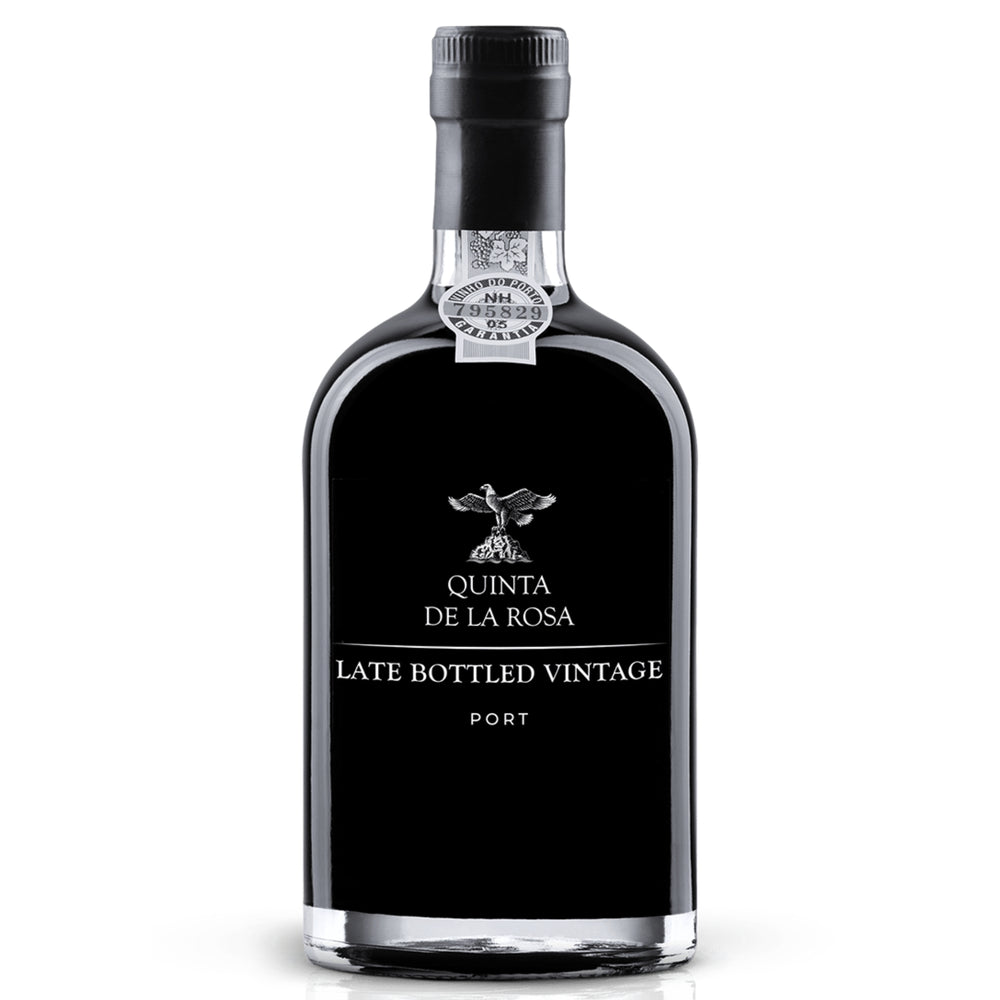 Klares und elegantes Freisteller-Foto einer Flasche Quinta de la Rosa Late Bottled Vintage Port 2015 auf weißem Hintergrund, das Details des Etiketts und die Qualität des Ports zeigt.