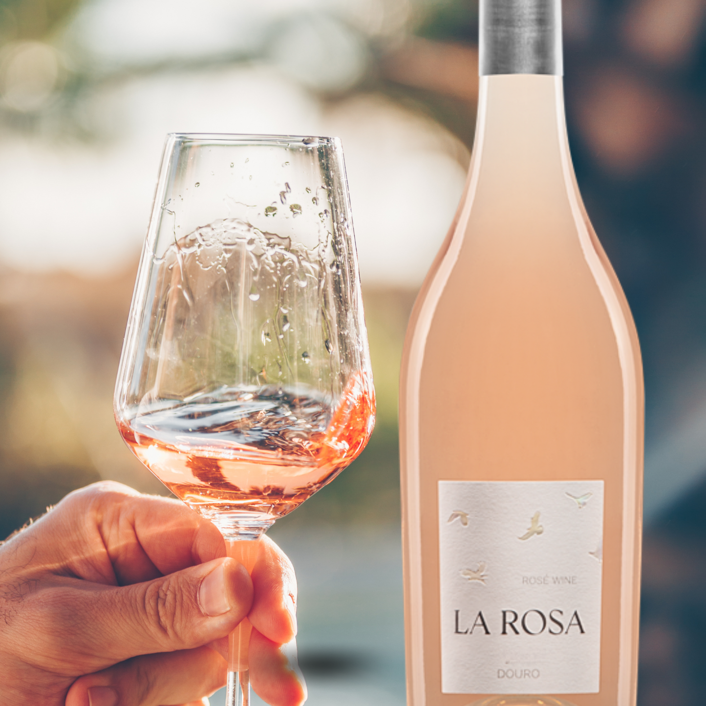 
                  
                    Eine Flasche  Roséwein vom Weingut Quinta de la Rosa.
                  
                