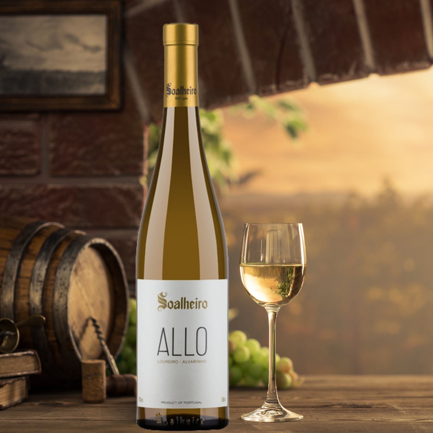 
                  
                    Soalheiro Allo, Vinho Verde vom Weingut Soalheiro aus der Region Minho / Portugal. Bild mit Weinflasche und Weißweinglas neben einem Holz-Weinfass, einem Weinkorkenzieher und Weintrauben.
                  
                