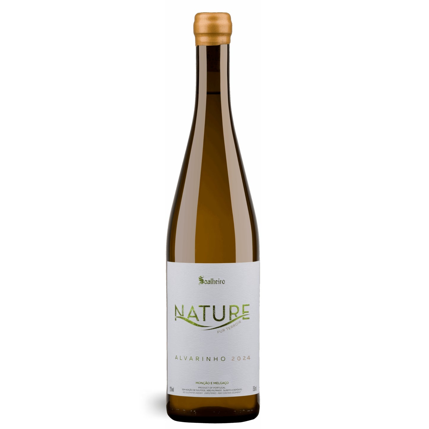 "Eine elegante, schlanke Weinflasche des 'Soalheiro Nature Alvarinho 2024'. Die Flasche ist aus klarem, leicht getöntem Glas gefertigt und hat eine goldfarbene Kapsel. Auf dem weißen Etikett ist der Markenname 'Soalheiro' und in großen grünen Buchstaben 'NATURE' zu lesen, darunter 'ALVARINHO 2024'. Eine Produktaufnahme, die das Flaschendesign und die Etikettierung detailliert zeigt