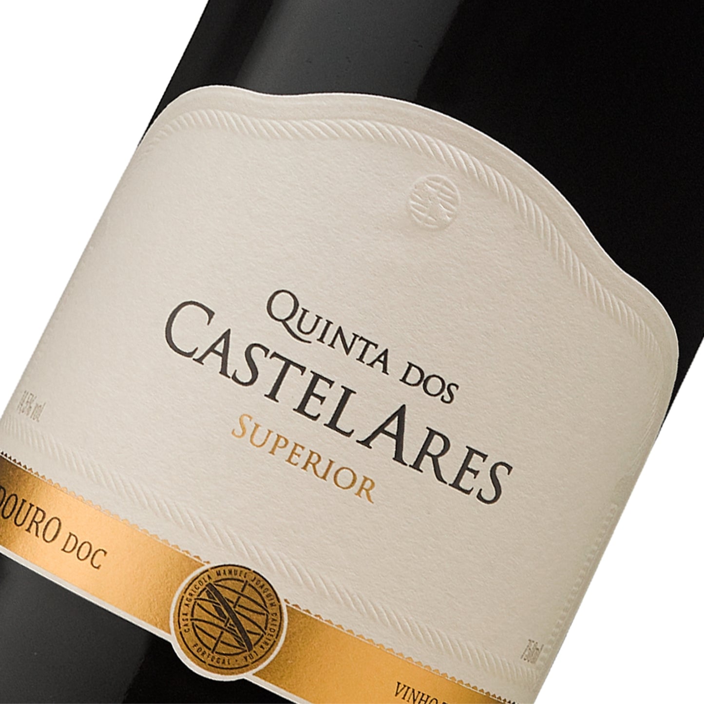 
                  
                    Flasche Quinta dos Castelares Superior Rotwein (Vinho Tinto) aus dem Douro DOC-Gebiet. Der Wein ist sehr dunkel, fast undurchsichtig. Das breite Etikett ist cremefarben/weiß und trägt den Schriftzug „QUINTA DOS CASTELARES SUPERIOR“. Am unteren Rand befindet sich eine goldene, dekorative Leiste mit einem runden Emblem. Die Flasche hat einen schwarzen Verschluss und eine goldene Banderole mit dem Namen „Quinta dos Castelares“ am Flaschenhals.
                  
                