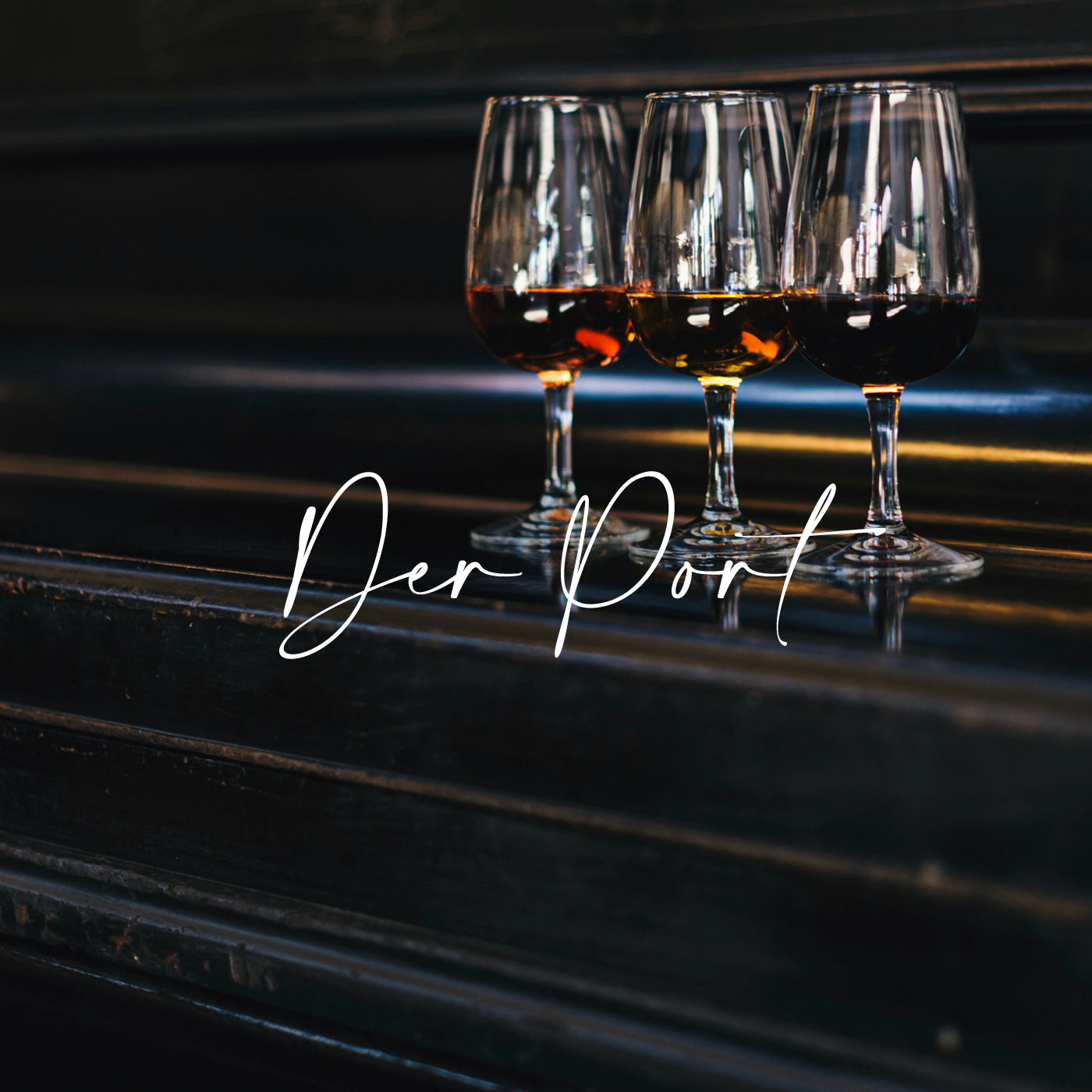 Portweine vom Weingut Quinta de la Rosa in Portugal von der Vinho Bar in Wuppertal. Bild mit drei Portweingläsern auf einem Klavier stehend.