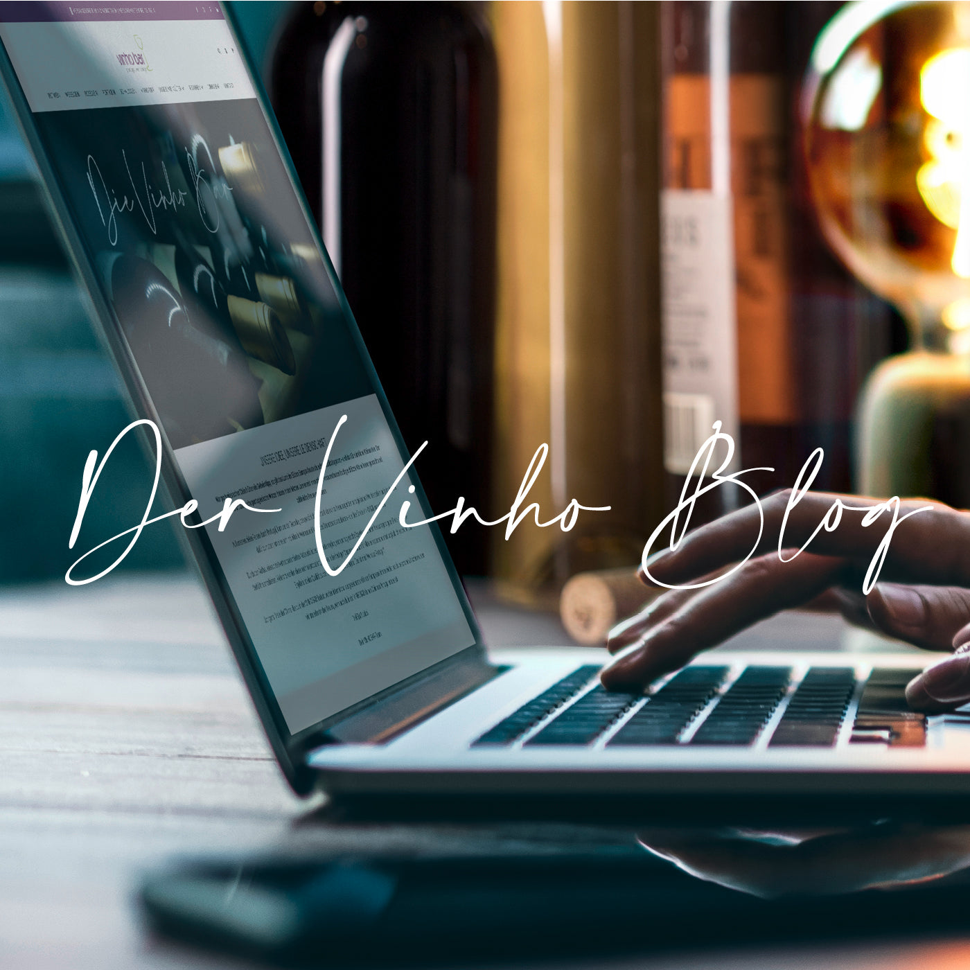 Der Blog von Vinho Bar in Wuppertal, Bloggerin Catrin George Ponciano, Schriftstellerin und Autorin aus Portugal. Bild mit Notebook an dem eine Person sitzt und schreibt, im Hintergrund ein Rotweinglas.