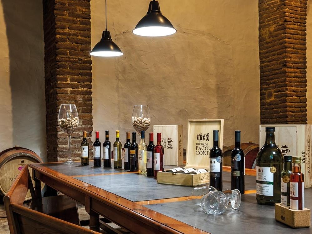 Verschiedene Weine auf einer Theke. Bild vom Weingut Herdade Paço do Conde in Portugal.