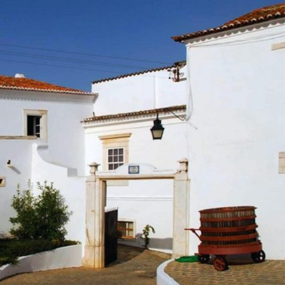 Weingut Quinta do Mouro in Portugal. Weiße Gebäude vor blauem Himmel.