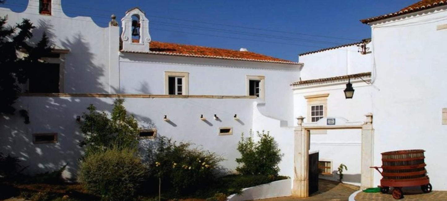 Weingut Quinta do Mouro in Portugal. Weiße Gebäude vor blauem Himmel.
