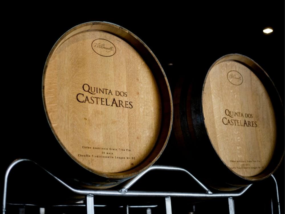 Im Weinkeller der Quinta dos Castelares, im Bild 2 Weinfässer liegend mit Logo des Weingutes.