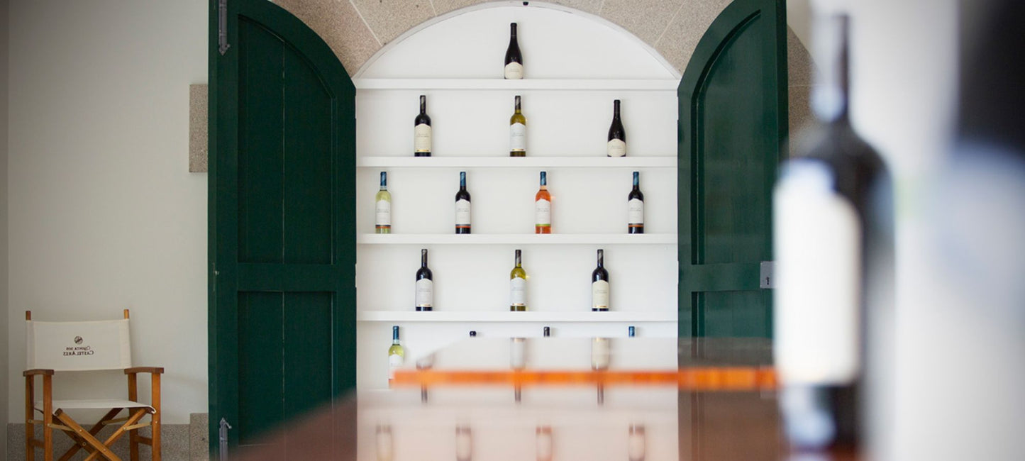 Bild von den Innenräumen der Quinta dos Castelares. Blick in eine Art geöffneten Weinschrank, eine Präsentation der Weine mit viel Flaschen im Regal stehend.