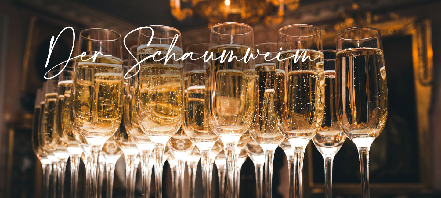 Schaumweine, Sekt von der Vinho Bar in Wuppertal. Bild mit vielen gefüllten Gläsern Schaumwein auf einem Tisch stehend.