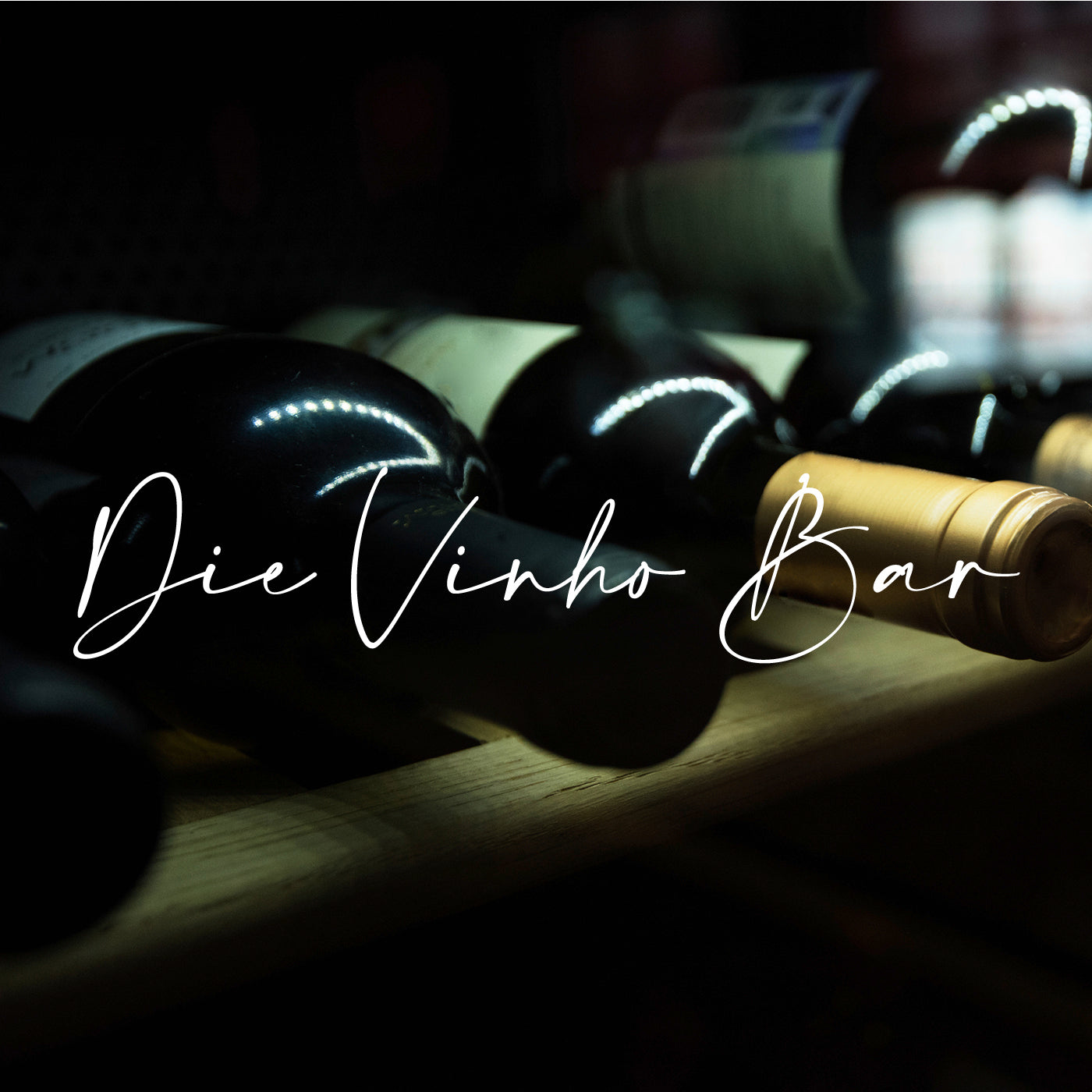 Foto mit einem alten Gebäude vor dem Weinfässer stehen, umgeben von Efeu. "Über uns Seite" der Vinho Bar aus Wuppertal - Portugiesischer Weinversand.