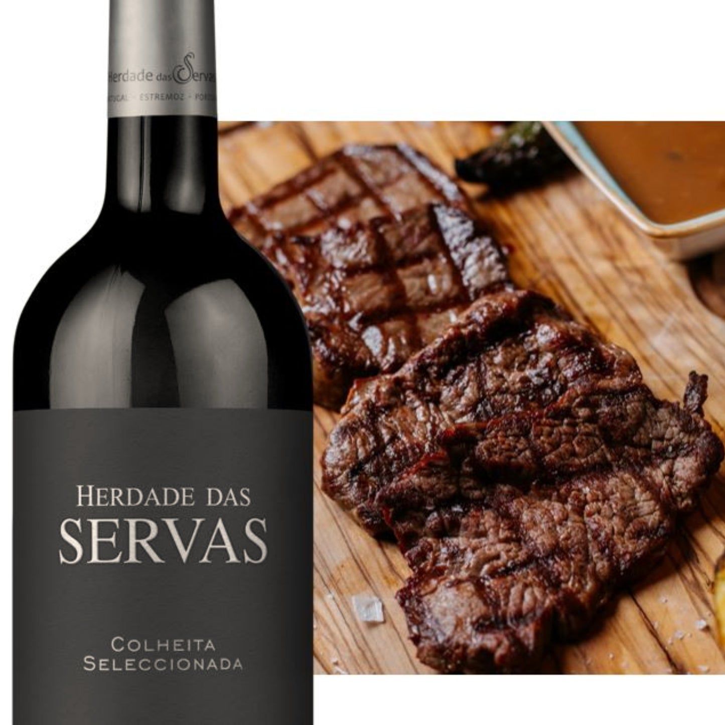 
                  
                    HERDADE DAS SERVAS COLHEITA SELECCIONADA: Rotwein vom Weingut Herdade das Servas aus der Region Estremoz – Alentejo/Portugal. Im Hintergrund ist ein Holzbrett zu sehen auf dem gegrillte Steaks liegen.
                  
                