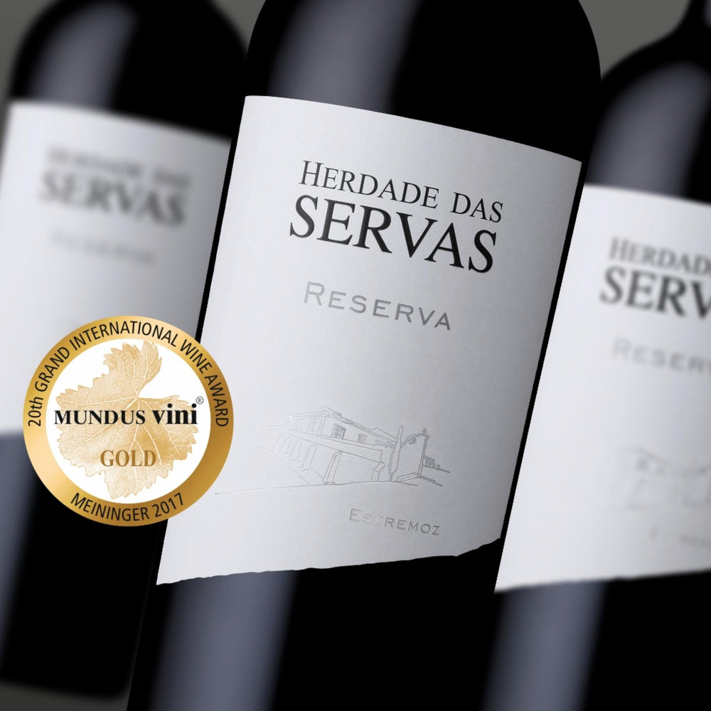 
                  
                    HERDADE DAS SERVAS RESERVA: Rotwein vom Weingut Herdade das Servas aus der Region Estremoz – Alentejo/Portugal. Bild mit Mundus Vini Gold Wine Award.
                  
                