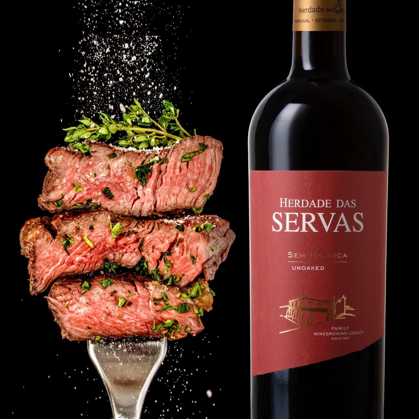 
                  
                    SEM BARRICA - UNOACKED Rotwein vom Weingut Herdade das Servas aus der Region Estremoz – Alentejo/Portugal. Flasche Wein mit rotem Etikett, daneben gebratenes Steak auf einer Gabel mit Kräutern garniert.
                  
                