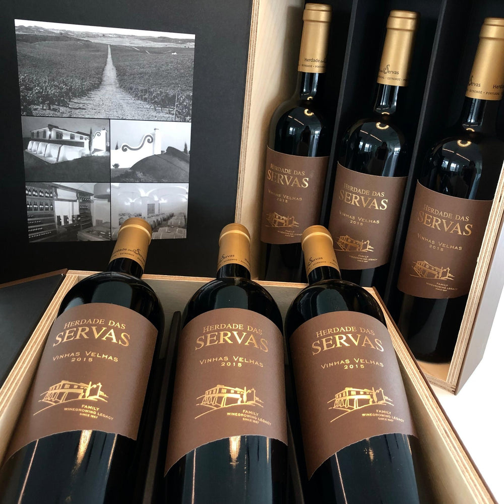 HERDADE DAS SERVAS VINHAS VELHAS: Rotwein vom Weingut Herdade das Servas aus der Region Estremoz – Alentejo/Portugal. 3er Set in schöner Holz-Weinkiste.