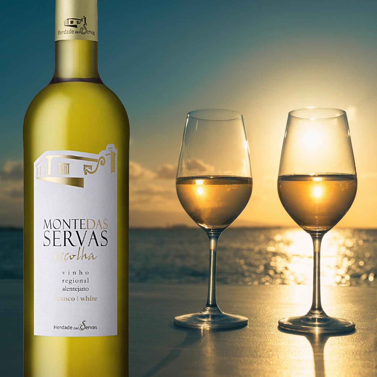 
                  
                    Monte das Servas Escolha branco - Weißwein vom Weingut Herdade das Servas. Auf dem Bild sieht man eine Weinflasche. an einem Strand, dahinter das Meer und 2 gefüllt Gläser mit Weißwein. Bild der Vinho Bar in Wuppertal.
                  
                