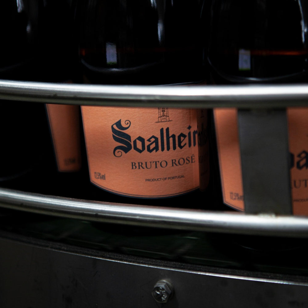 
                  
                    Eine Flasche Rosé Schaumwein / Sektflasche vom Weingut Quinta da Soalheiro aus der Region Vinho Verde, Minho IGP / Portugal. Erhältlich im Portugalweinversand VINHO BAR in Wuppertal. Bild aus der Produktion des Weingutes.
                  
                
